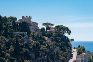 une ville au sommet d'une colline avec l'océan dans l'établissement Château des Anglais - Five Stars Holiday House, à Nice