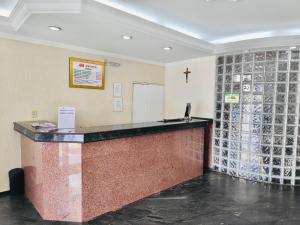 un bar en una iglesia con una cruz en la pared en Max Hotel en Brasilia