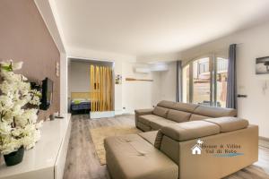 un soggiorno con divano e tavolo di House&Villas - Cocus Elegance ad Avola