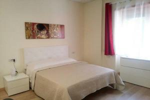 ローマにあるVetere 101 Apartmentの白いベッドルーム(ベッド1台、窓付)