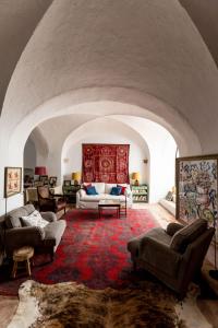 a living room with couches and a red rug at Casa do Xão in Serpa