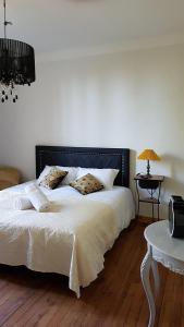Postel nebo postele na pokoji v ubytování les Croses petites