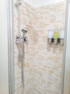 ローマにあるVetere 101 Apartmentのタイル張りの壁のバスルーム(シャワー付)