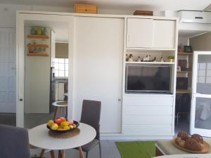 A television and/or entertainment centre at Apto/Suite Santa Cruz Tenerife