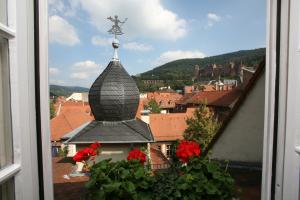 Blick auf eine Kirche mit einem Kreuz auf dem Dach in der Unterkunft Hotel-Restaurant Hackteufel in Heidelberg
