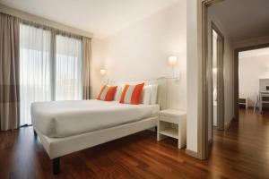 A bed or beds in a room at Ramada Plaza by Wyndham Milano