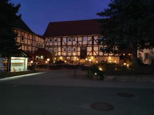 ein großes Gebäude mit Lichtern in der Nacht davor in der Unterkunft Hotel-Restaurant Johanneshof in Nentershausen