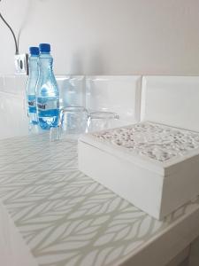 - un matelas et 2 bouteilles d'eau sur une table dans l'établissement Nu Hotel, à Łódź