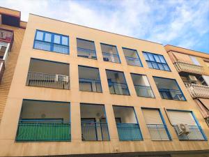 un grande edificio con balconi sul lato di Calma House a Saragozza