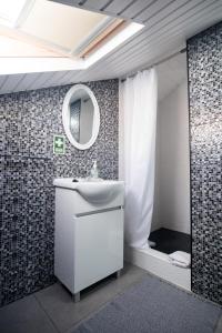 un baño con lavabo y espejo en Grannies House, en Machico