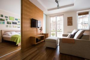 a living room with a couch and a bed at Apartamenty w Villa Park in Ełk