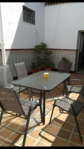 mesa y sillas en una habitación con mesa y sillas en CALIFAL, en Córdoba