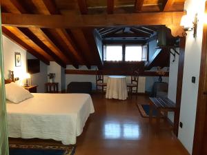 - une chambre avec un lit et une table dans l'établissement La Posada de Viñón - Casa Reda, à Viñón