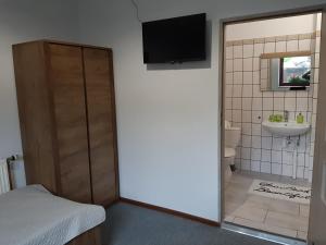 a bathroom with a sliding door and a sink at Willa Mercedes in Gorzów Wielkopolski