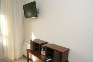 オステンデにあるAyres del Esteの壁にテレビが取り付けられたリビングルーム