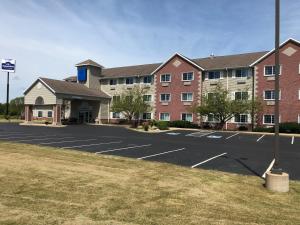 un aparcamiento vacío frente a un edificio en AmericInn by Wyndham Maquoketa, en Maquoketa