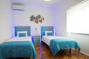 シントラにあるCasa Bom Dia 27のベッド2台が隣同士に設置された部屋です。