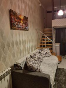 een kamer met een bed en een trap bij Квартира подобово 2 in Lviv