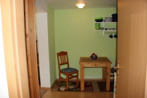 une salle à manger avec une table et une chaise dans l'établissement Ferienwohnung Wiesenblick, à Prerow