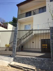 a gate in front of a house at Hotel Clima da Serra in Cunha