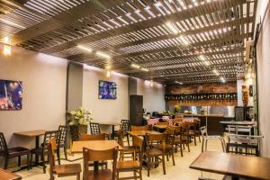 ein Restaurant mit Tischen und Stühlen und eine Bar in der Unterkunft Hotel Santa Barbara Real in Bogotá
