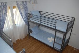 Poschodová posteľ alebo postele v izbe v ubytovaní Villa Bello Horizonte