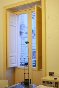 a room with a window with a basket in it at ZAGARA My Home in Vittoria