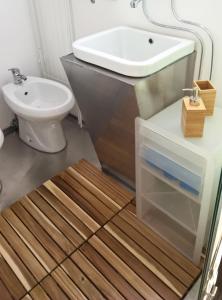een badkamer met een wastafel en een toilet bij ZAGARA My Home in Vittoria