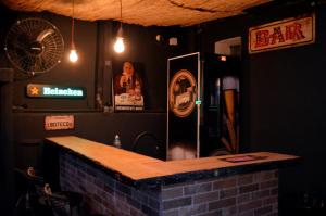 eine Bar in einem Restaurant mit einer Theke und einem Spiegel in der Unterkunft Visto Hostel in São Paulo