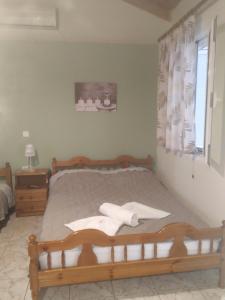 Postel nebo postele na pokoji v ubytování Eirini house