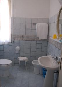 A bathroom at Hotel Vittoria