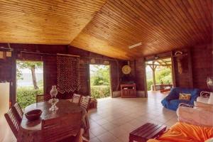 un salon avec une table et un canapé dans l'établissement Chalet mer et montagne, à Sainte-Anne 16 autres photos