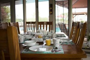 een houten tafel met een bord eten erop bij Shane Acres Country Inn in Juneau