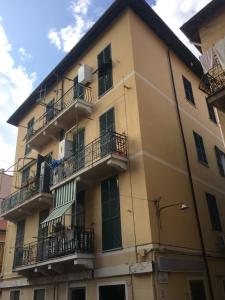 un edificio de apartamentos con balcones en una calle en APPARTAMENTO MICHELE, en Ventimiglia