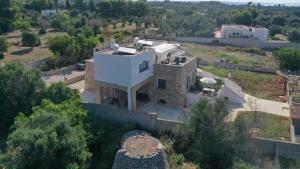 an aerial view of a white house with a yard at La stanza del paradiso in Torre Pali 