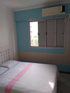 Habitación pequeña con cama y ventana en Vila das Gaivotas, en Florianópolis