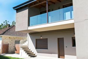 a modern house with a glass facade at 19.40 Luxury Guesthouse in Kalpákion