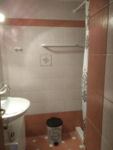 Koupelna v ubytování Eirini house