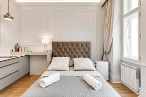 Postel nebo postele na pokoji v ubytování Prague Centre Armani Apartment