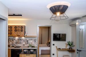 una cocina con una luz colgada del techo en ''SteliosDimitra'' Guest House I in Nafplio, en Nauplia