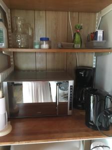 un microondas sentado en un estante en una cocina en ET-Home, en Kungsbacka