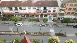 einen Luftblick auf eine Stadtstraße mit geparkten Autos in der Unterkunft SANTA CLAUS 2 - Centro de Gramado in Gramado