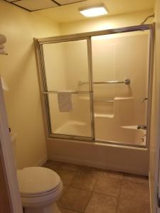 a bathroom with a shower and a toilet at Classic Inn Lancaster in Lancaster +16 photos