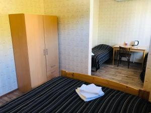 Ένα ή περισσότερα κρεβάτια σε δωμάτιο στο Hotelli Anna Kern
