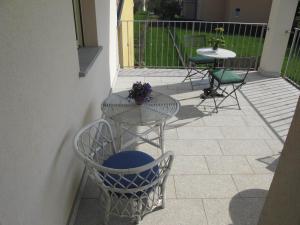 un patio con 2 mesas y sillas en un balcón en Villa Emilia, en Castronno