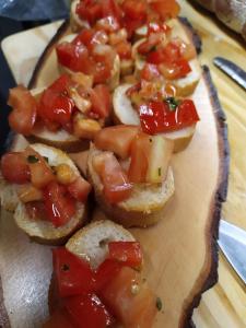 um grupo de sanduíches com tomates numa tábua de corte em Le Lanterne em Albavilla
