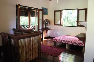 um quarto com uma cama e uma janela em Recanto Tangara - Casa - Praia do Felix em Ubatuba