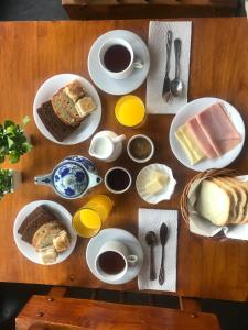 Solares Del Sur في إل كالافاتي: طاولة مع أطباق من الخبز وأكواب القهوة