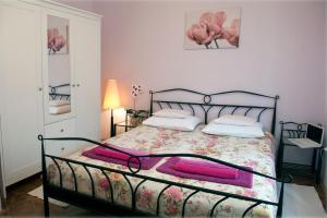 een slaapkamer met een bed met een bloemenbed bij Apartments Antonella in Zagreb