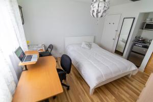 1 dormitorio con 1 cama y escritorio con ordenador portátil en Miami nice en Miami